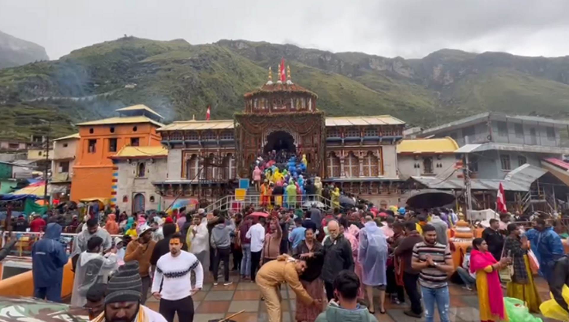 Season first snowfall in Badrinath Kedarnath Difficulty on Badrinath Highway increase due to rain Watch photos