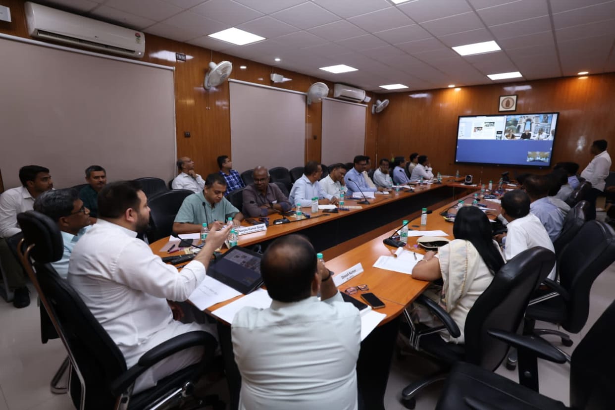 Tejashwi Yadav suddenly held a meeting with RJD leaders, talked to MLA, minister; Health Department, Dengue