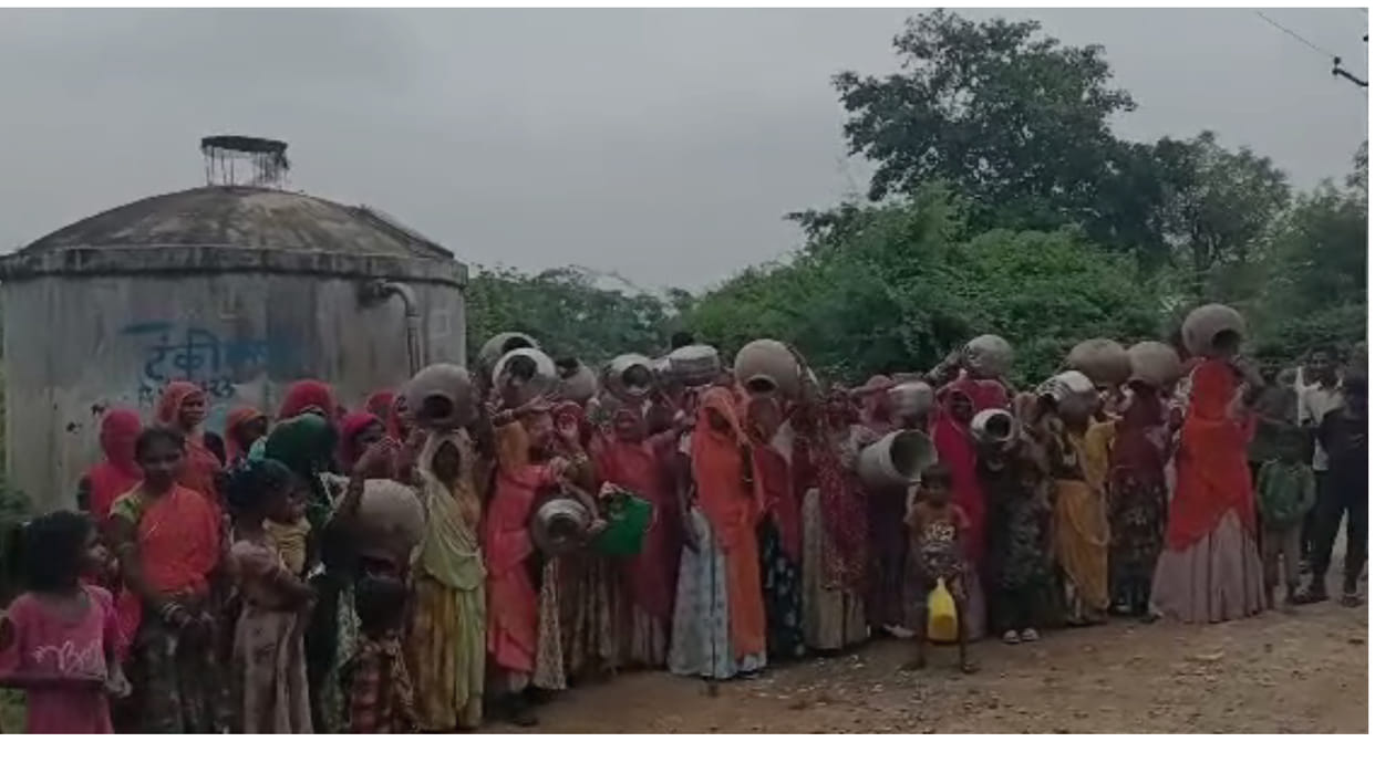Sirohi Water supply stopped in Santpur for the last two months Troubled rural women demonstrated