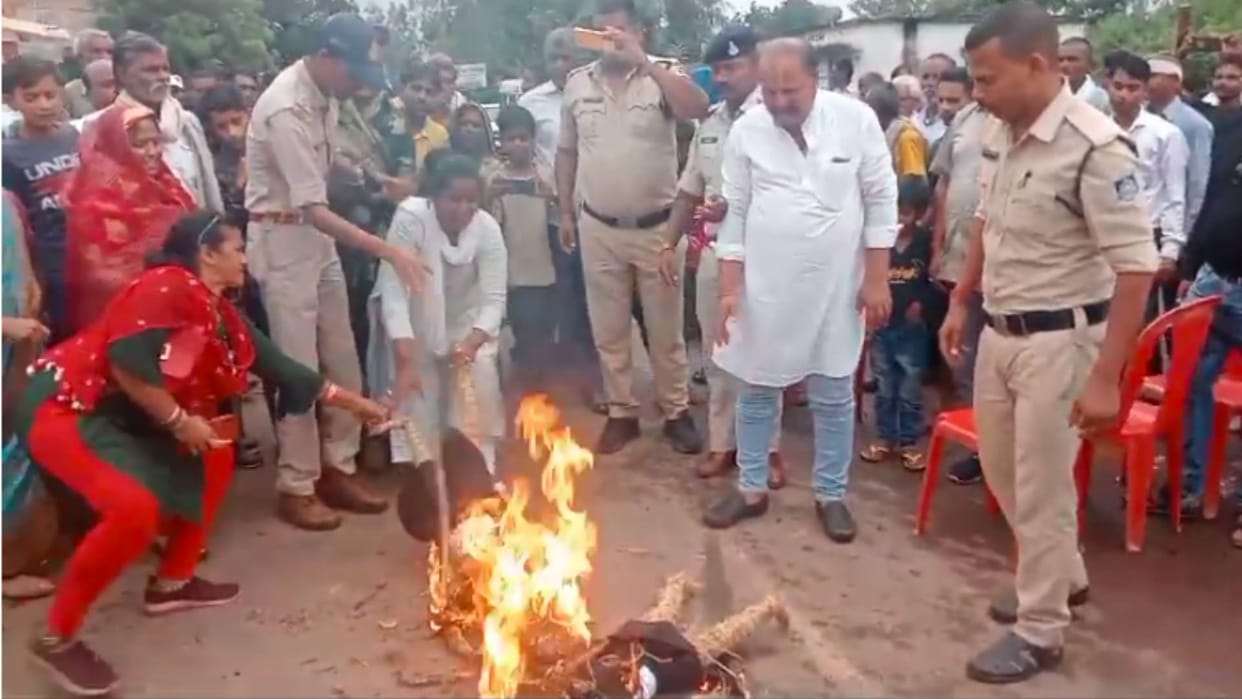 People of 30 villages troubled by electricity problem, effigy of CM burnt by raising slogans of Murdabad