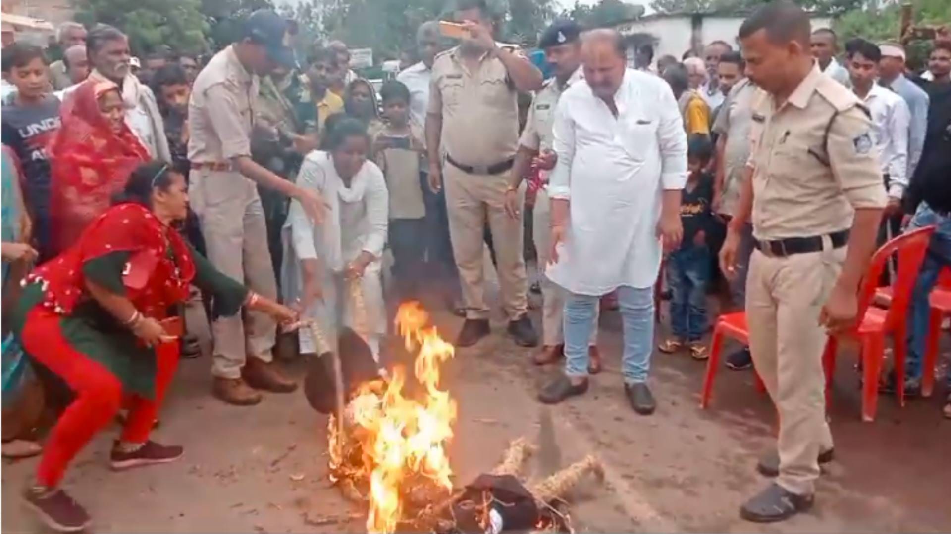 उमरिया में आक्रोशित लोगों ने पुतला फूंका।
