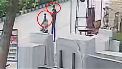 snatching in varanasi in daylight with Beauty parlor owner bike riding miscreant ran away