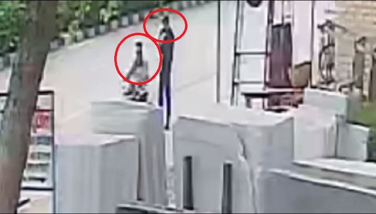 snatching in varanasi in daylight with Beauty parlor owner bike riding miscreant ran away