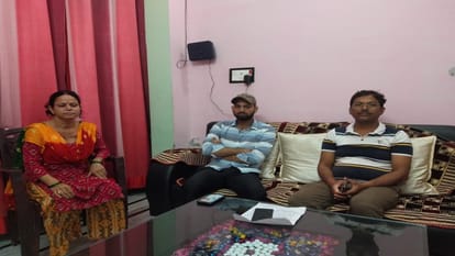 goons loot teacher wife at gunpoint behind police post in Shahjahanpur