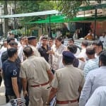 जांच करती पुलिस।