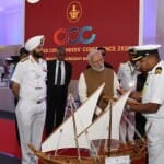 जहाज के मॉडल का निरीक्षण करते पीएम मोदी और राजनाथ सिंह।