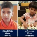 शतरंज प्रतियोगिता के चैंपियन।