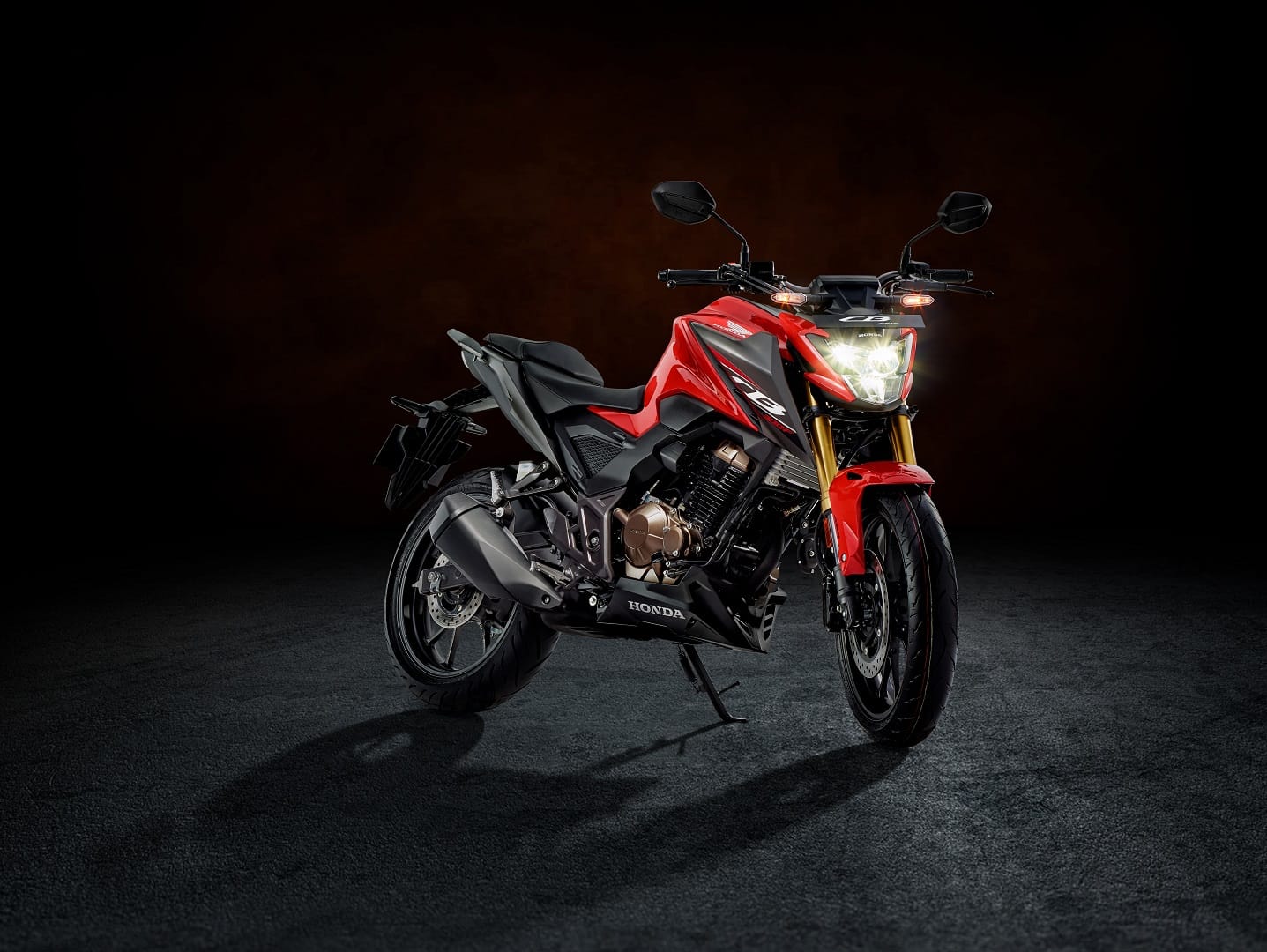 comparison between two new 300 cc bikes, know the details of engine and features