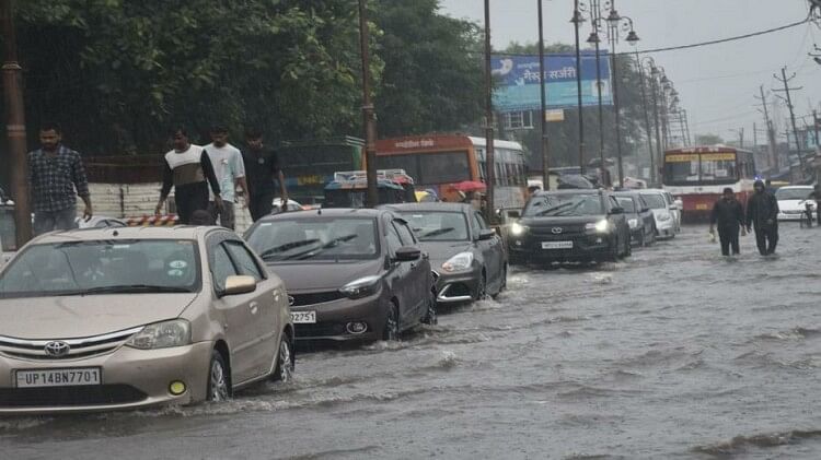 Weather Update: मुरादाबाद में लगातार हुई बारिश ने तोड़ा 14 साल का रिकॉर्ड, तस्वीरों में देखें शहर के हालात