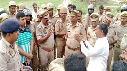 Dead body at the house of District President of Pradhan Sangh, scuffle with police over burial