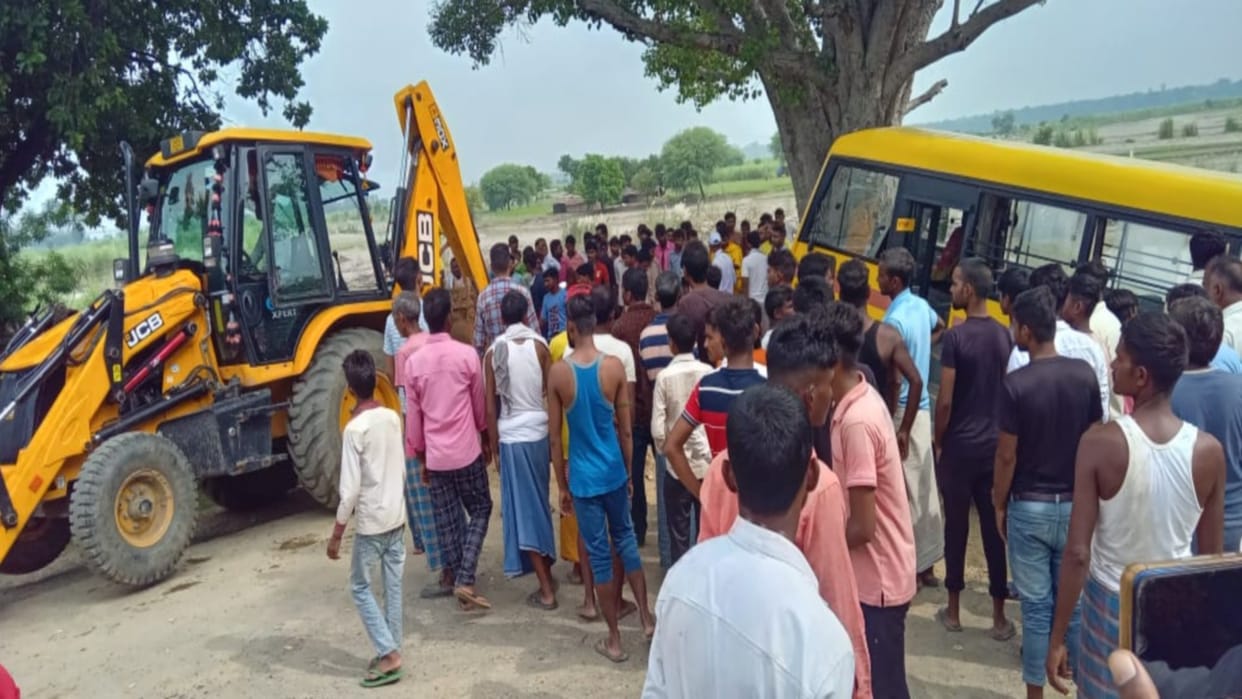 School bus went into a pit after brake failure, six girls injured in the accident, 60 children were traveling