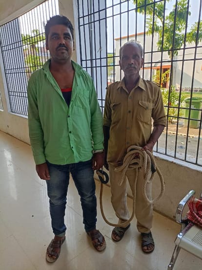 Bihar News : सीतामढ़ी से बांग्लादेशी नागरिक गिरफ्तार, नाम बदला, वोटर आईडी और आधार कार्ड बनवाया; शादी भी कर ली Bihar News: Bangladeshi citizen arrested from Sitamarhi, got Voter ID and Aadhaar card made; Bihar Police