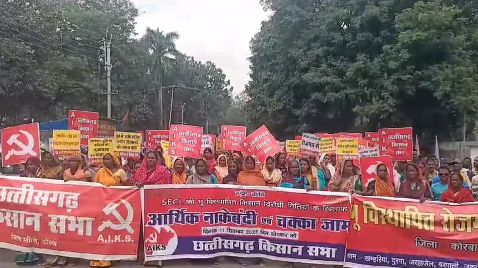 thousands of land displaced people from 54 villages took out a rally and stopped coal transportation