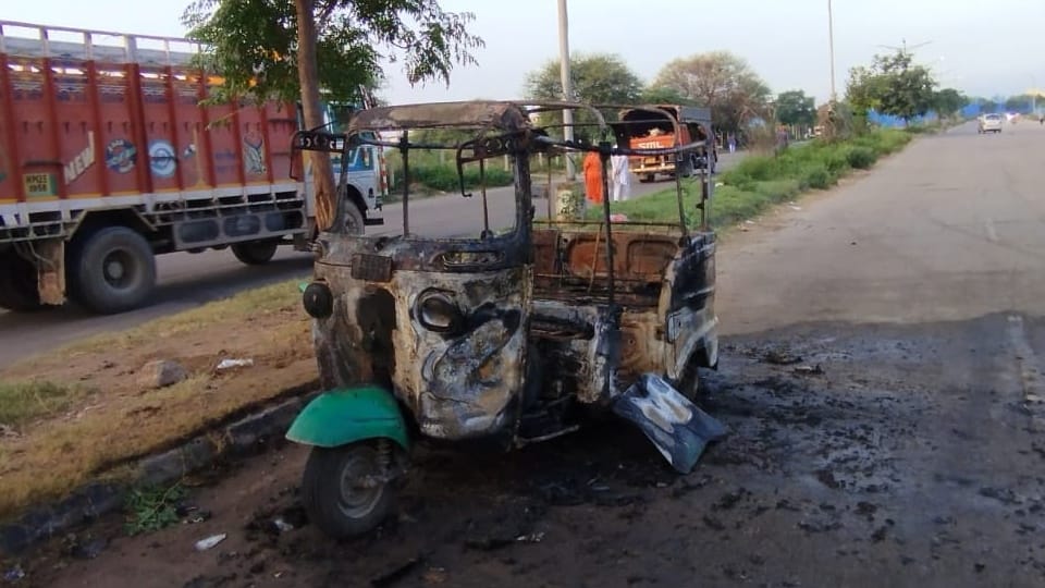 Auto Rickshaw caught fire in maulijagran of chandigarh