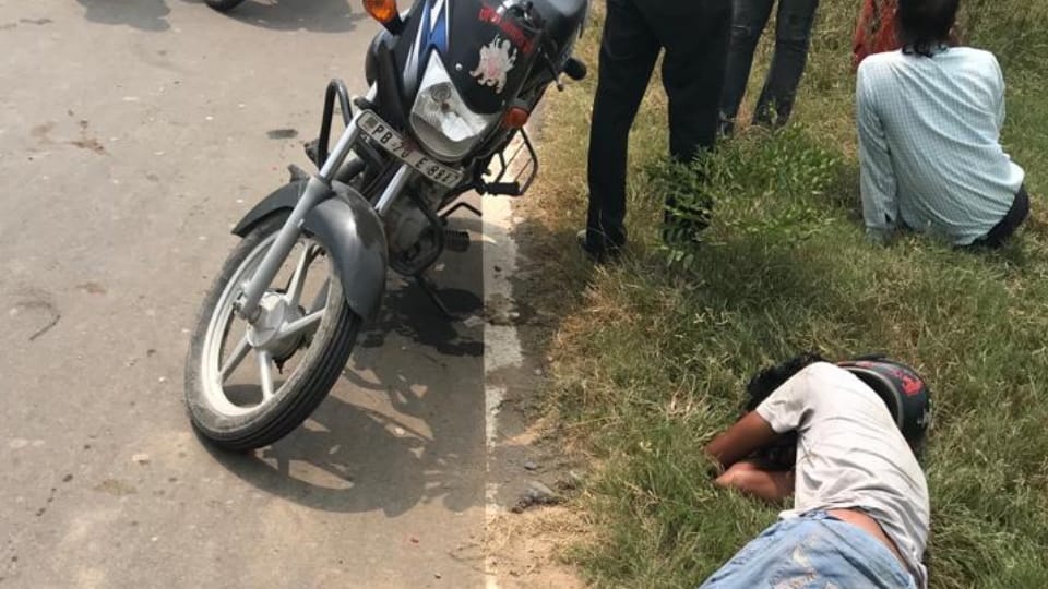 bike of snatcher running away after snatching mobile slipped, died