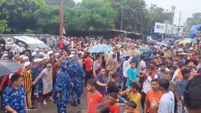 Police and RAF Jawan maintained harmony by becoming a human wall in Bareilly