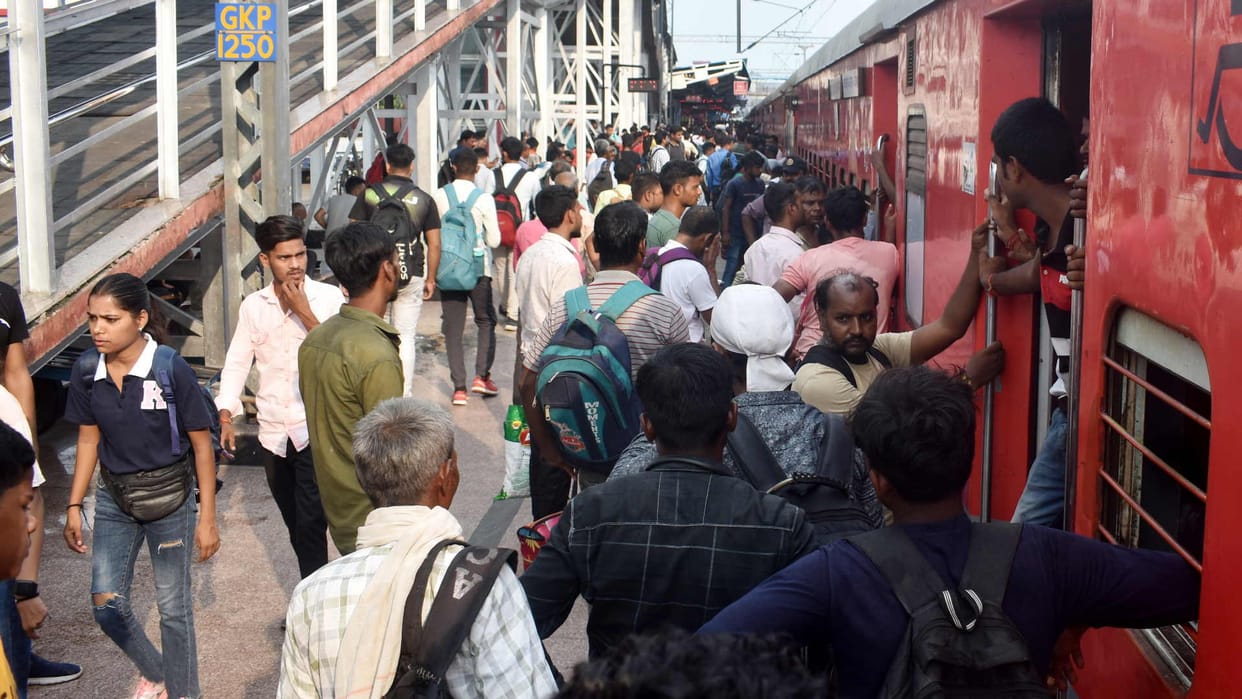 Suddenly 10 hours super mega block in railway passengers got upset