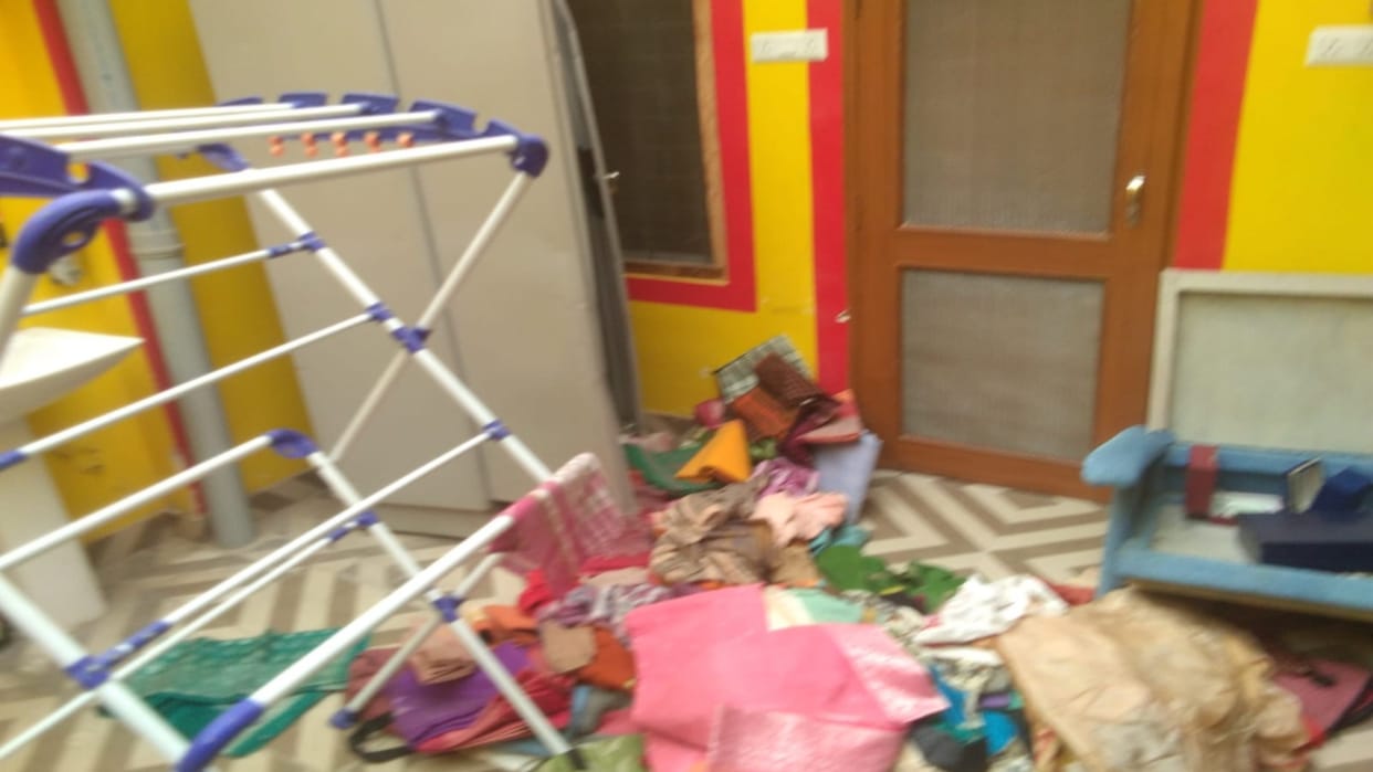 Lakhs of rupees were stolen from the house of a teacher couple in front of the High Court