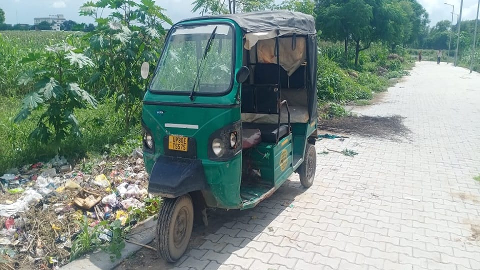 E-rickshaw taking children home from school overturns