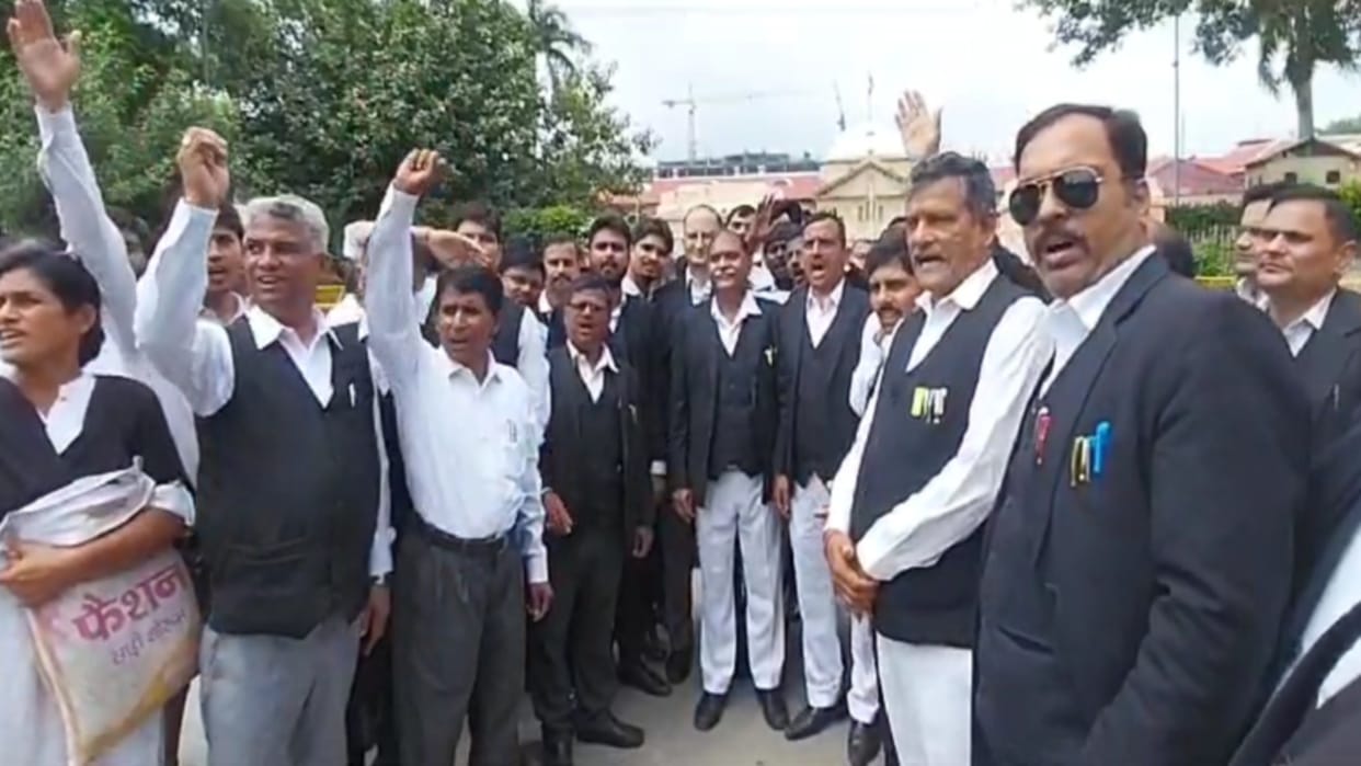 lathicharge case: Allahabad High Court lawyers protest, boycott court work