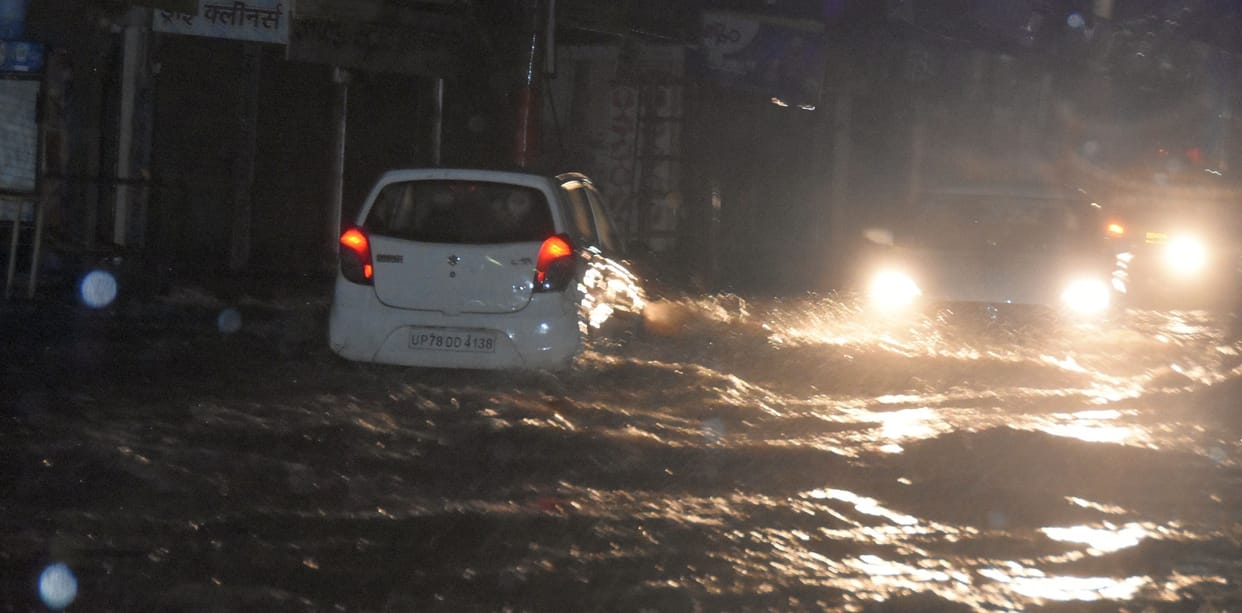Kanpur Weather Update, 40 mm rain after 20 years, people troubled due to waterlogging and traffic  halted