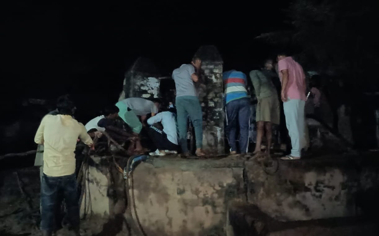 Tired of the discord, the young man jumped into the well and died, his friend also got injured while trying to