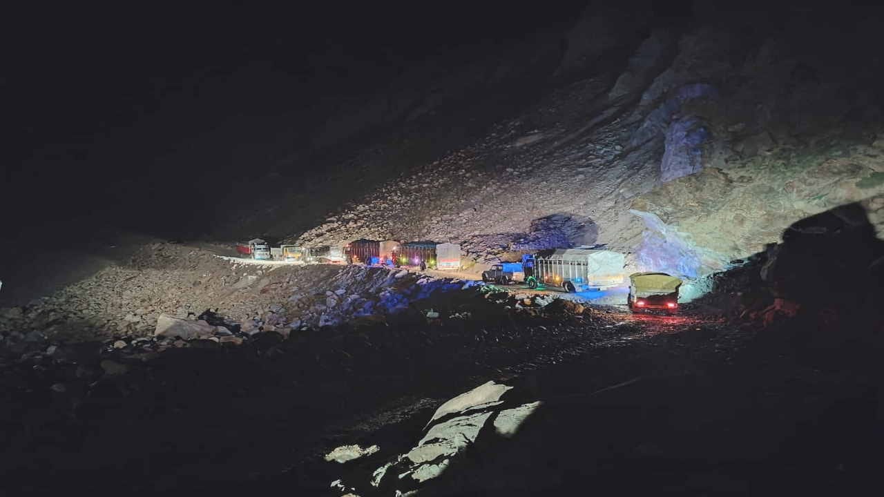 Trucks loaded with apples and peas remained stuck on Gramphu-Kaza highway for 10 hours