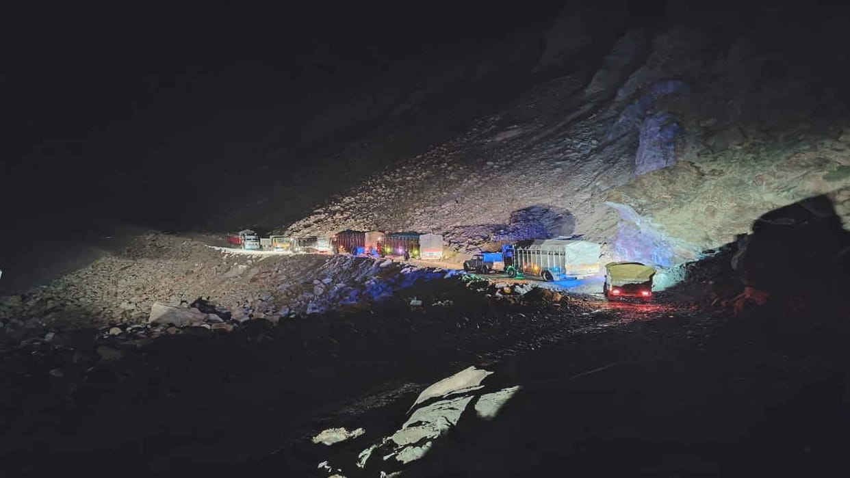 Trucks loaded with apples and peas remained stuck on Gramphu-Kaza highway for 10 hours