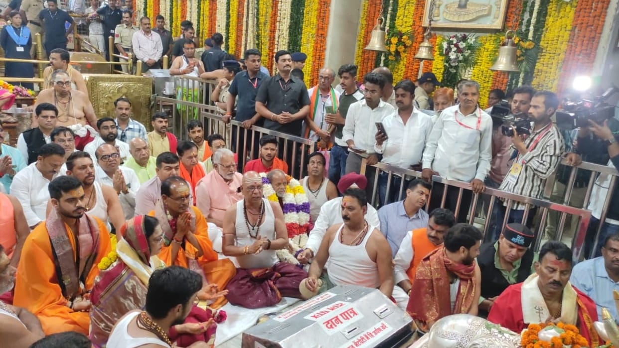 Ujjain Mahakal: CM Shivraj along with his family reached the shelter of Baba Mahakal