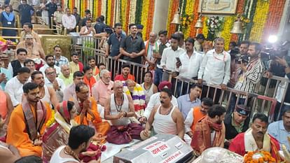 Ujjain Mahakal: महाकाल की शरण में सपरिवार पहुंचे CM शिवराज, अच्छी बारिश की प्रार्थना स्वीकार करने पर की पूजा Ujjain Mahakal: CM Shivraj along with his family reached the shelter of Baba Mahakal