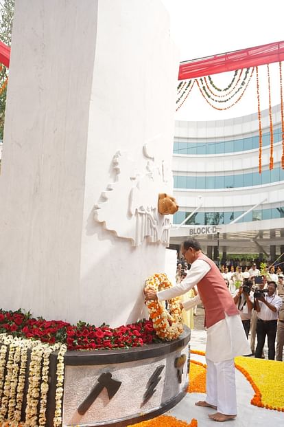 MP News: राज्य वन शहीद स्मारक का शिवराज ने लोकार्पण किया, सीएम बोले- वन रक्षा शहीदों को अब 25 लाख रु. देंगे MP News: Shivraj inaugurated the State Forest Martyr Memorial, CM said - Now Rs 25 lakh will be given to fores
