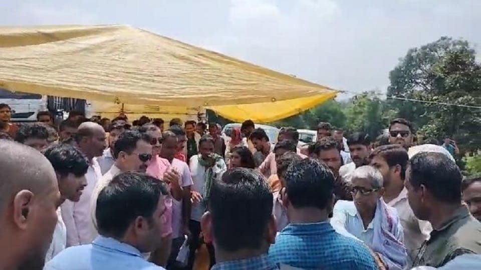 Villagers create ruckus over basic facilities including chakka jam
