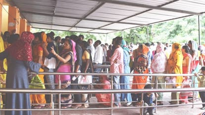 बुखार ले रहा जान: मैनपुरी में महिला की मौत, 15 मरीजों की हालत नाजुक; शहर से लेकर गांव तक फैला वायरल woman suffering from fever died in Mainpuri while fifteen patients have been admitted in critical condition