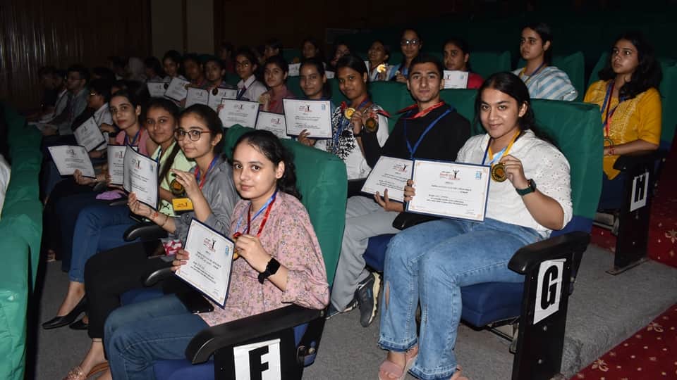 amar ujala medhavi chhatra samman organized in jammu lg manoj sinha gave special message to parents
