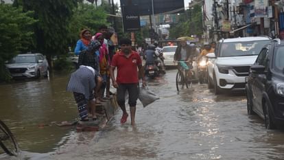 weather update: मुरादाबाद में लगातार हुई बारिश ने तोड़ा 14 साल का रिकॉर्ड, तस्वीरों में देखें शहर के हालात Weather update: Rain breaks 14 year record in Moradabad, waterlogging on roads