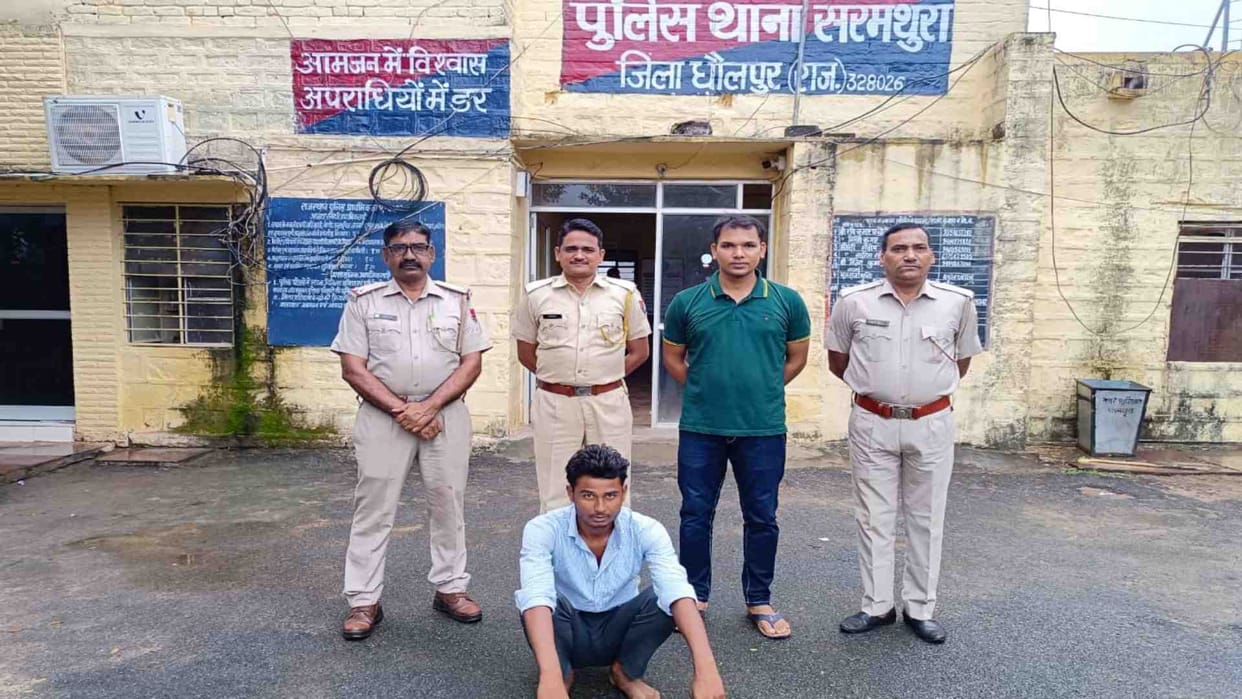Dholpur Karauli police caught a criminal with illegal weapon from the bus stand.