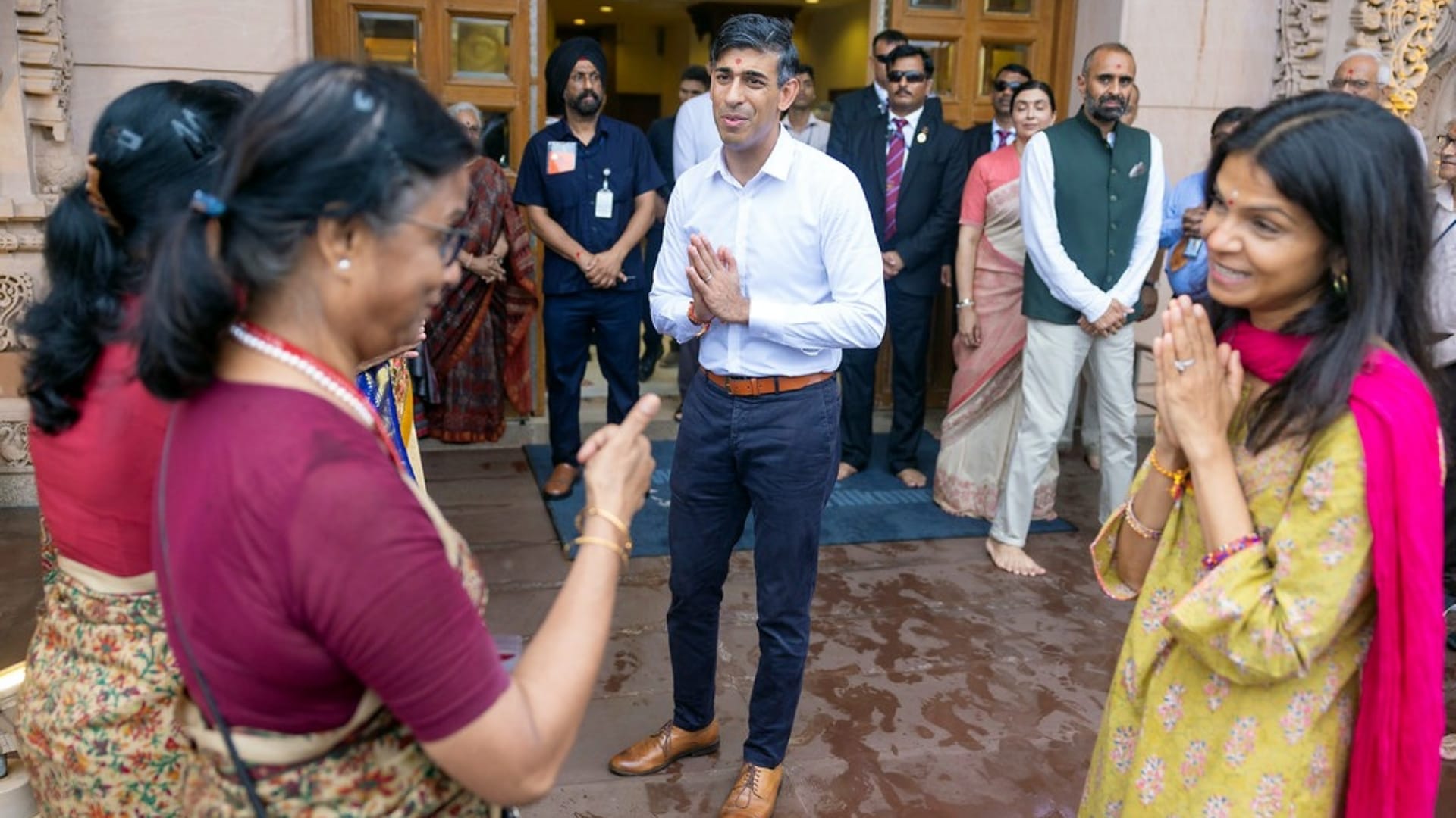 Rishi Sunak: British PM visiting temple and Akshata wearing traditional dress loved by netizens