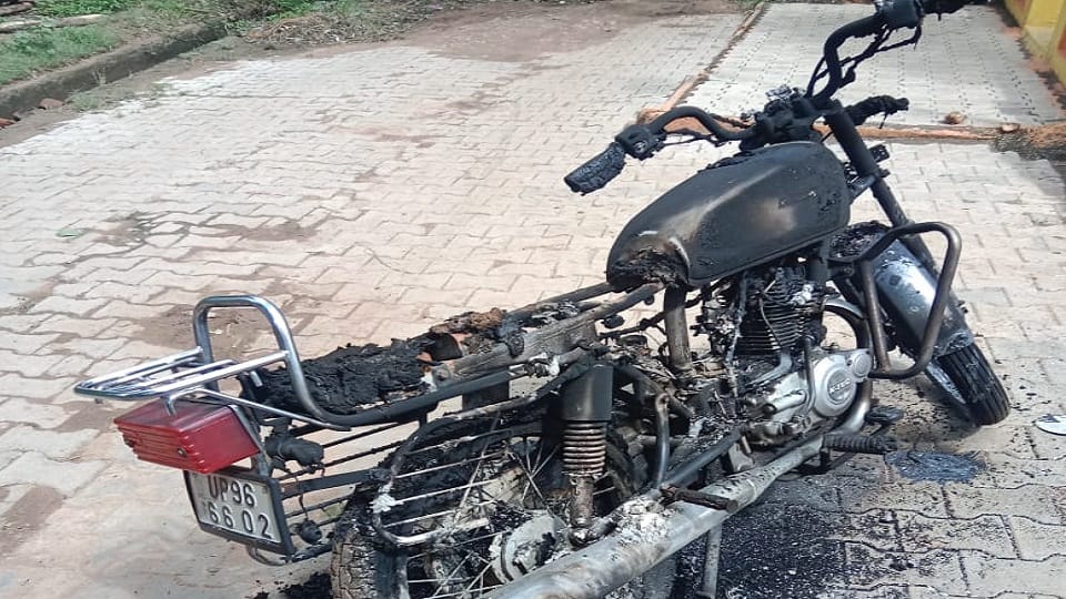 angry people beat teachers sprinkled oil on the car and burnt it due to no payment of scholarship money in jha