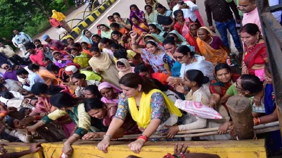 शराबबंदी की मांग को लेकर भाजपा महिला मोर्चा का हंगामा