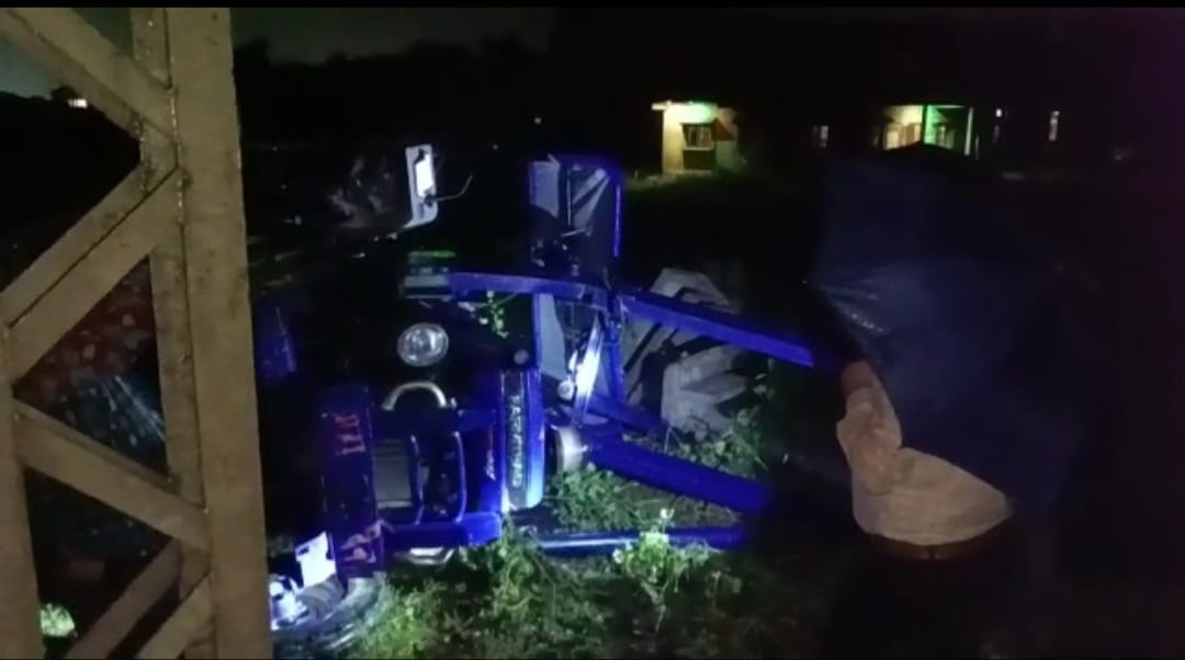 Tractor collides with North East Express in Mirzapur major accident averted but negligence revealed