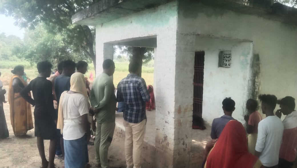 Dead body of child wrapped in saree found at religious place in varanasi  panic among villagers