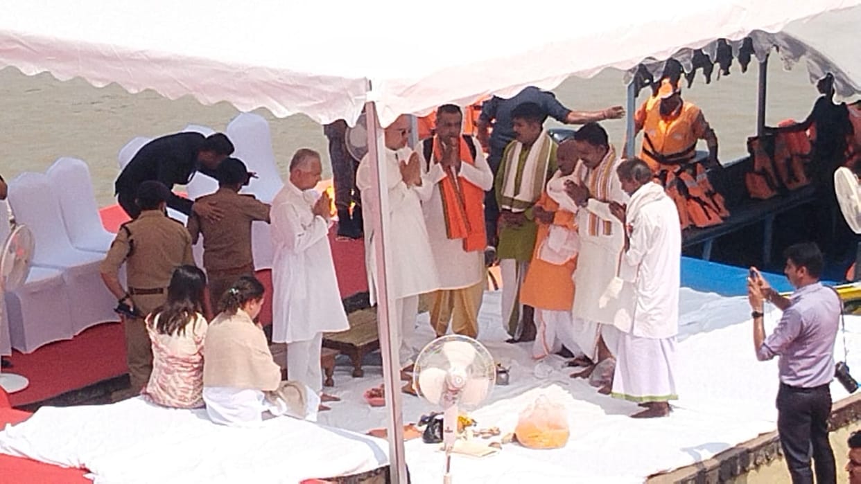 Prime Minister of Mauritius varanasi visit today immerse his father in laws ashes in  Ganga