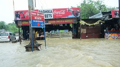 बाराबंकी: लगातार 12 घंटे से हो रही बारिश ने मचाई तबाही, घरों और दुकानों में भरा पानी, कैद हुए लोग, तस्वीरें Continue rain in barabanki: water logging in district, rescue work starts.