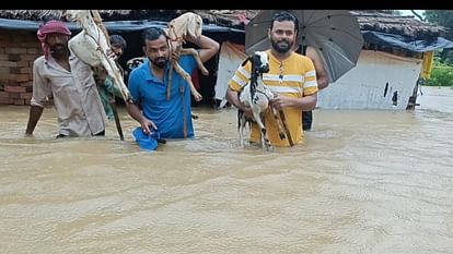 बाराबंकी: लगातार 12 घंटे से हो रही बारिश ने मचाई तबाही, घरों और दुकानों में भरा पानी, कैद हुए लोग, तस्वीरें Continue rain in barabanki: water logging in district, rescue work starts.