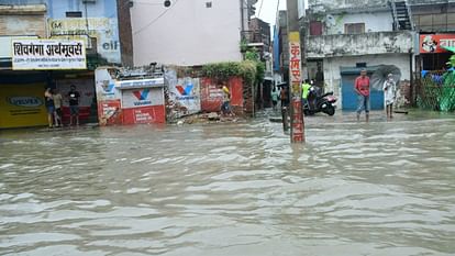 बाराबंकी: लगातार 12 घंटे से हो रही बारिश ने मचाई तबाही, घरों और दुकानों में भरा पानी, कैद हुए लोग, तस्वीरें Continue rain in barabanki: water logging in district, rescue work starts.