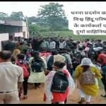 प्रदर्शन करते विहिप के कार्यकर्ता