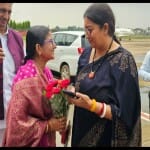 बीजेपी कार्यकर्ताओं ने केंद्रीय मंत्री स्मृति ईरानी का एयरपोर्ट पर स्वागत किया।