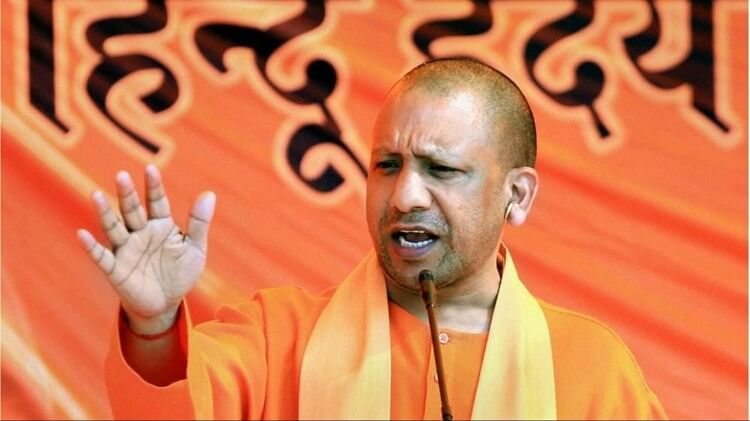 CM Yogi MP Visit Live : महाकाल के दर्शन करने उज्जैन पहुंचे सीएम योगी, कुछ देर बाद इंदौर के लिए होंगे रवाना