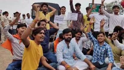Agar Malwa News ABVP workers blocked road with many demands including recognition of law college