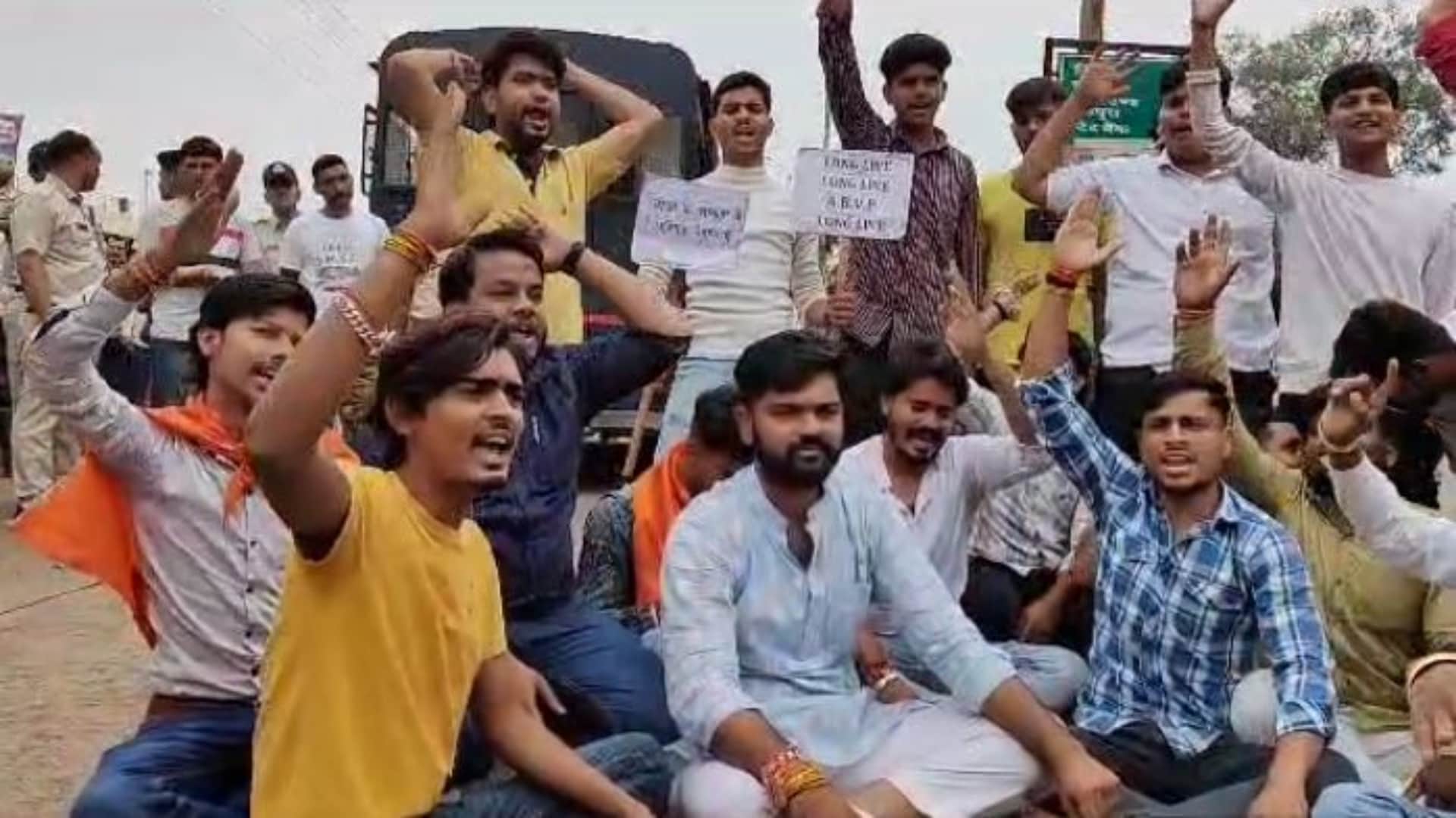 ABVP कार्यकर्ताओं ने किया चक्का जाम